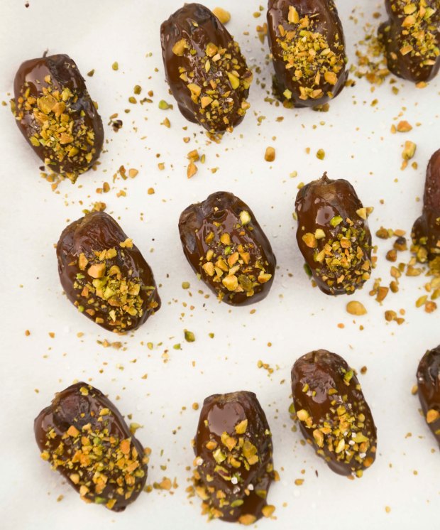 chocolate dipped dates2