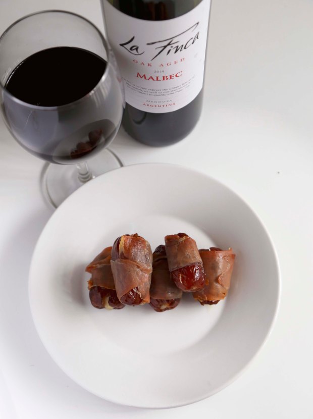 prosciutto wrapped dates1