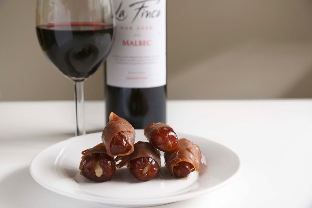 prosciutto wrapped dates2